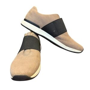 Vionic Women’s Taupe and Black Slip-On Sneakers Sz 9
